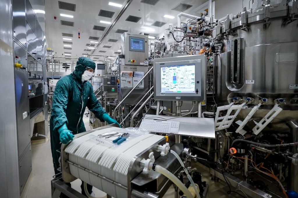 Un trabajador realiza un test en la sala del tanque del compuesto antigénico. Foto: GSK.