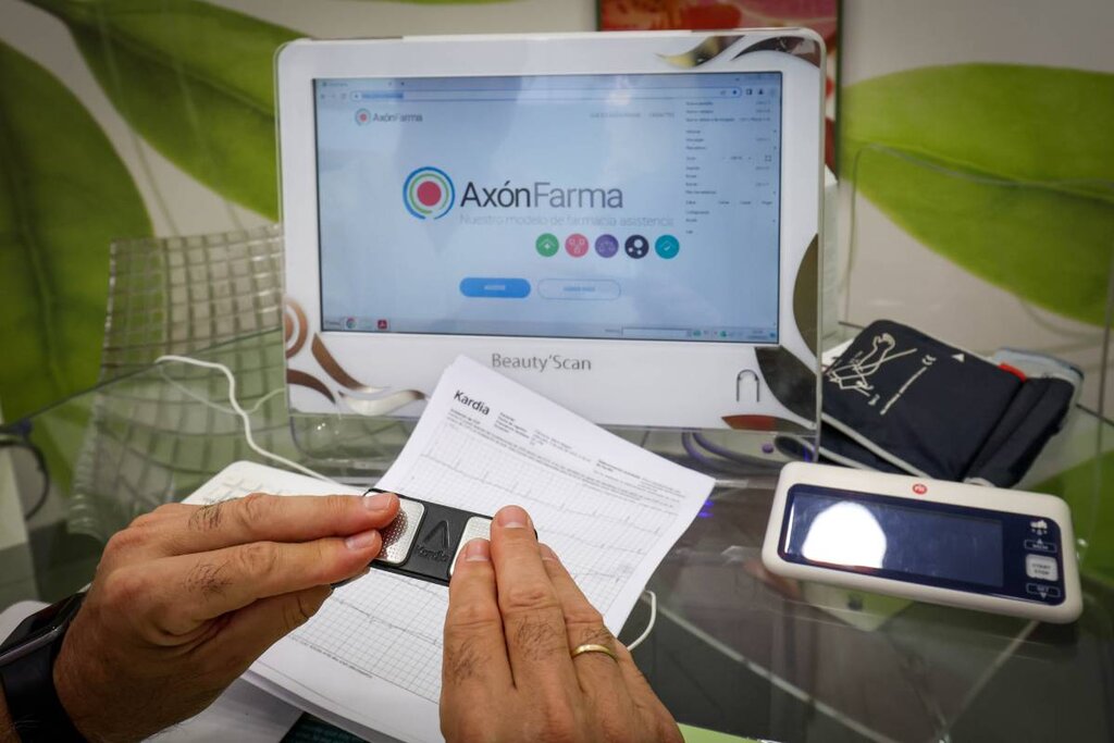 Dispositivo que utilizan las farmacias de 'AxónIctus' para hacer los electrocardiogramas. Foto: ÁRABA PRESS/CÁDIZ.