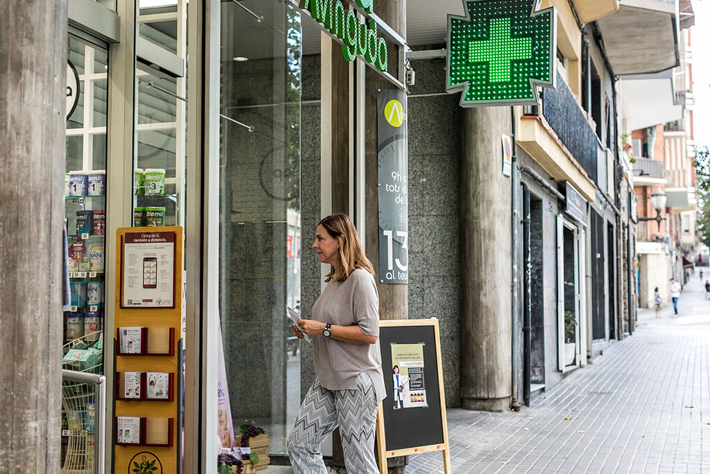Una paciente se dispone a entrar en la farmacia Prat Calvet de Barcelona. Foto: SONIA TRONCOSO.