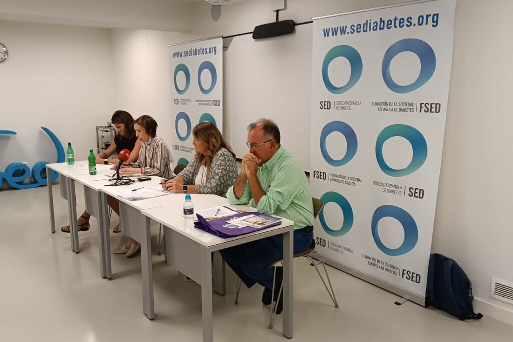 María Madariaga, Mercedes Maderuelo, María Pérez Páramo y José Ángel Díaz Pérez, en la presentación de la encuesta internacional sobre neuropatía diabética. Foto: FEDE. 