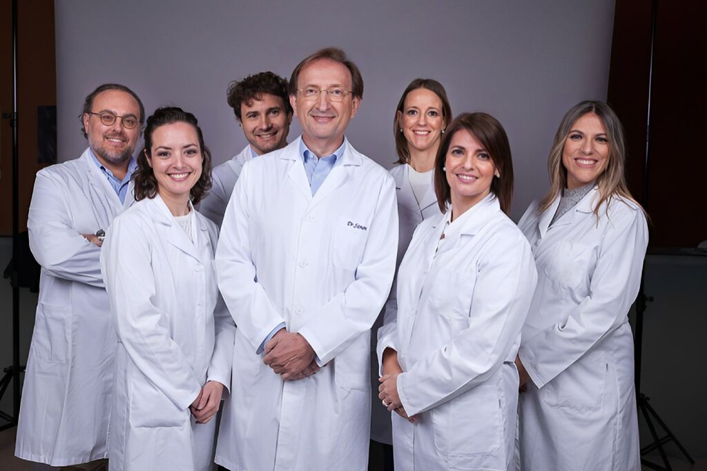 Carlos SimÃ³n, en el centro de la imagen, junto a su equipo de investigaciÃ³n. Foto. INCLIVA. 