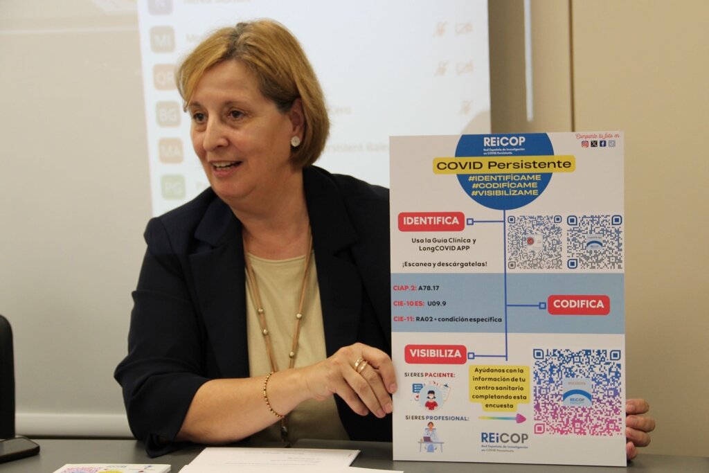 Pilar Rodrguez Ledo muestra la infografa de la campaña visibilización de la Covid persistente.