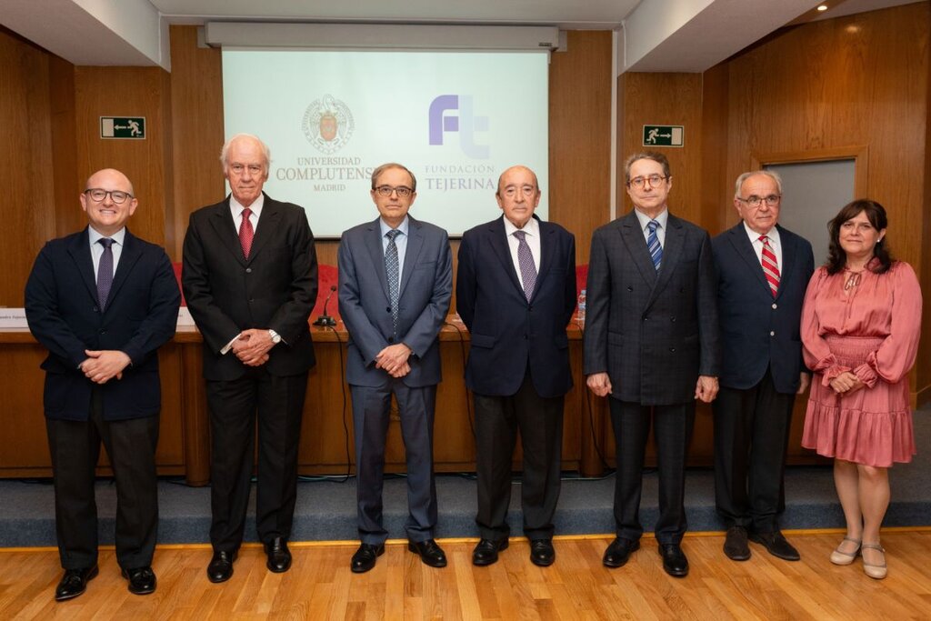 Alejandro Tejerina, Luis Ortiz Quintana, Javier Arias, Armando Tejerina, Miguel Martín, Álvaro Ruibal y Raquel Serrano, en la presentación de 'Imagen Médica en Patología Mamaria', en la UCM. Foto: FUNDACIÓN TEJERINA. 