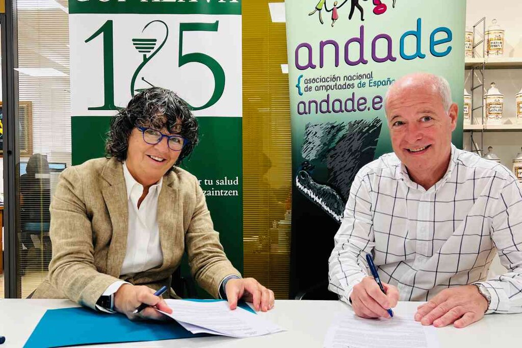 La presidenta del COF Álava, Milagros López de Ocáriz, y el delegado de Andade en el País Vasco, Manuel Quesada. Foto: COF DE ÁLAVA.