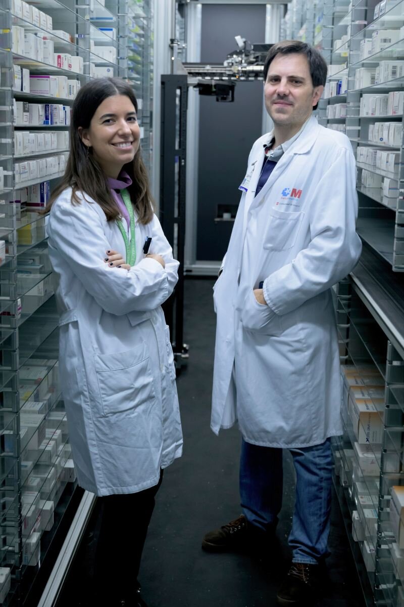 Torroba junto a Vicente Escudero, coautor del proyecto y responsable de Investigación del Servicio de Farmacia del hospital.