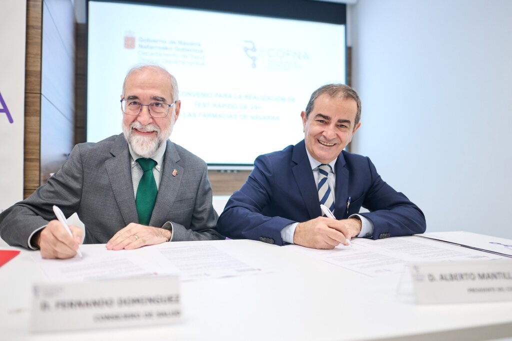 El consejero de Salud del Gobierno de Navarra, Fernando Domínguez, y el presidente del COF de Navarra, Alberto Mantilla, han firmado un convenio de colaboración. Foto: GOBIERNO DE NAVARRA.