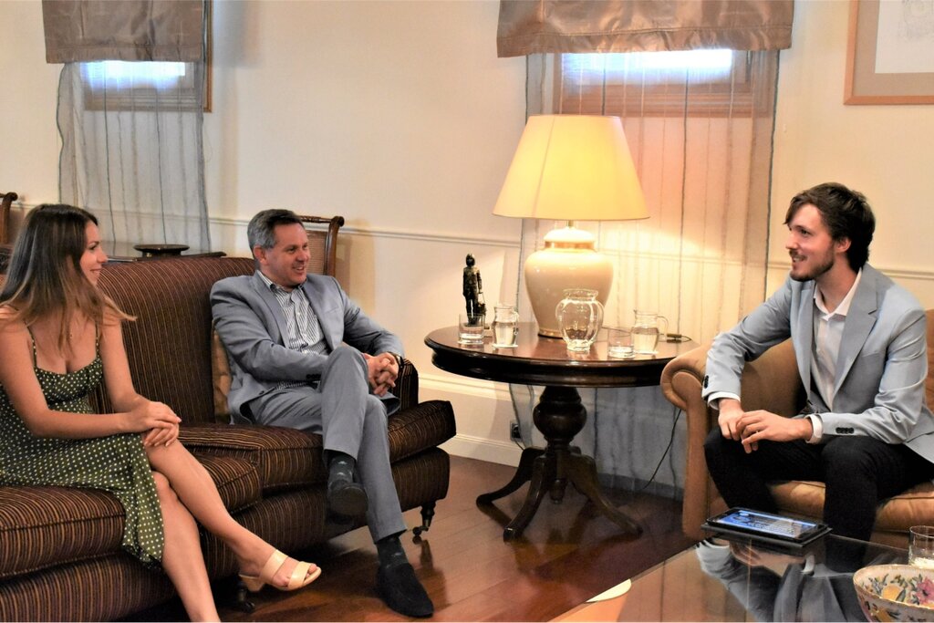 El ministro de Sanidad en funciones, José Manuel Miñones, en el encuentro mantenido el 27 de junio con Ana María Mitroi, presidenta de la FEEF, y Javier Seijo, tesorero de la FEEF y presidente del Congreso de la FEEF. Foto: MINISTERIO DE SANIDAD.