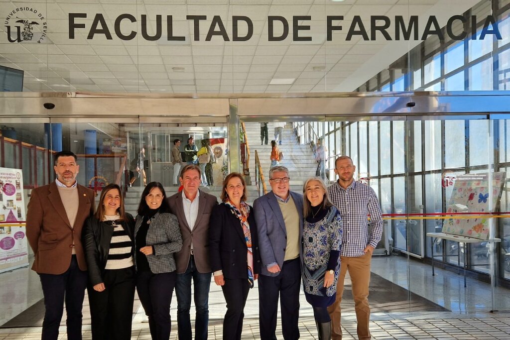 María Álvarez de Sotomayor, decana de la Facultad de Farmacia de Sevilla, con su equipo decanal. Foto: UNIVERSIDAD DE SEVILLA.