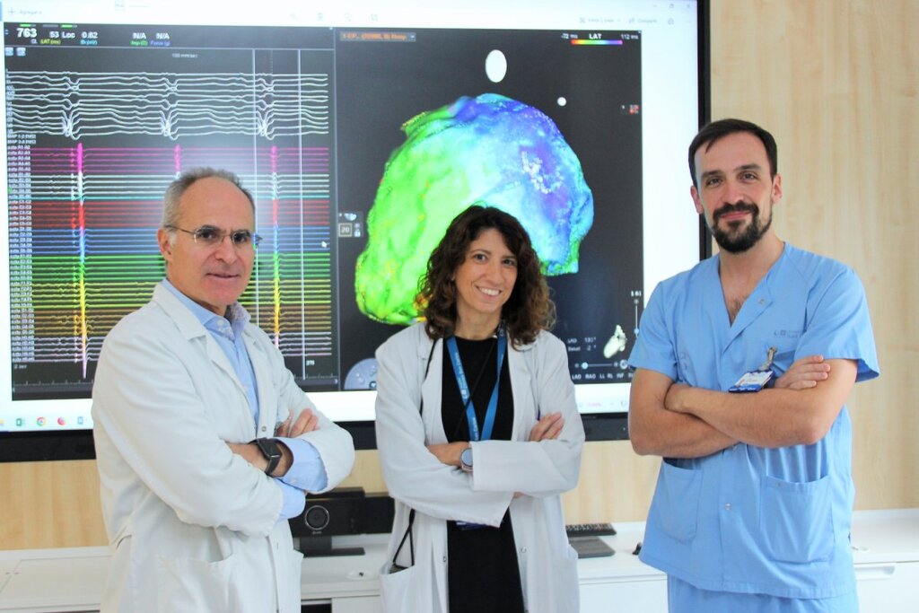 Nicasio Pérez Castellano, jefe de Unidad de Electrofisiología y Arritmias; Pino Alcántara Carrio, especialista en Oncología Radioterápica,y Javier De Areba Iglesias, especialista en Radiofísica Hospitalaria, del Hospital Clínico San Carlos, en Madrid.