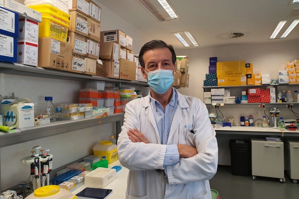 Luis Álvarez-Vallina, en su laboratorio del Hospital 12 de Octubre, de Madrid. Foto: HU12O. 