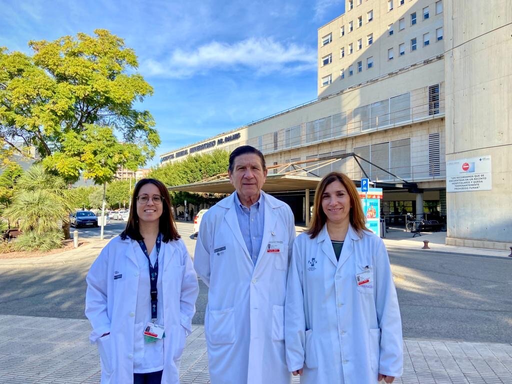 Juan Selva Otaolaurruchi, jefe del Servicio de Farmacia del Hospital Dr. Balmis (Alicante), flanqueado por las farmacéuticas hospitalarias Ángela Pascual y Rosa Fúster. Foto: ROSA FUSTER.
