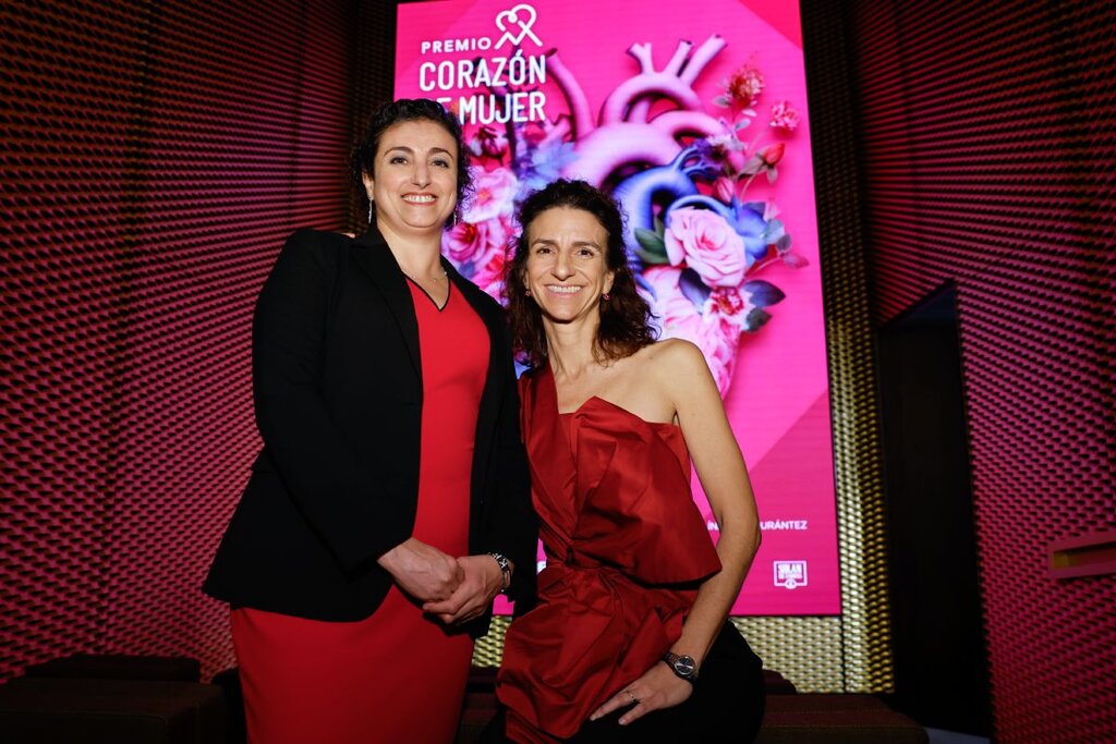 Nabila Bouatia-Naji, galardonada con el II Premio Corazón de Mujer, junto a la cardióloga Leticia Fernández-Friera. Foto: BERNARDO DÍAZ. 