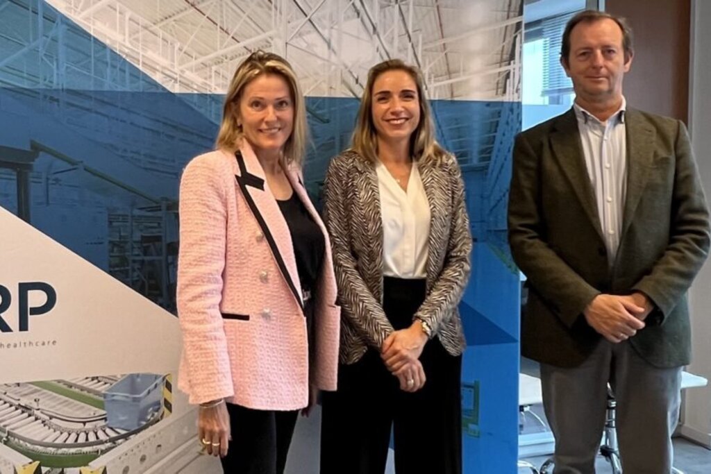 La directora general de la Asociación Europea de Distribuidores Farmacéuticos (GIRP), Monika Derecque-Pois, junto a la presidenta y director general de Fedifar, Matilde Sánchez Reyes y Miguel Valdés. Foto: FEDIFAR.