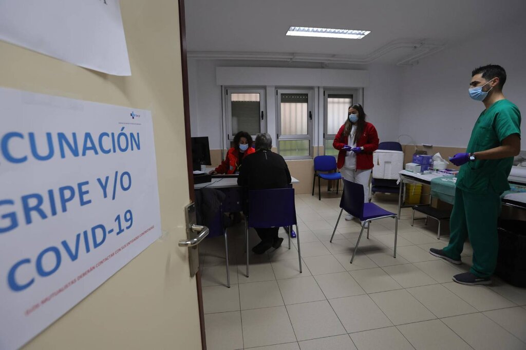 Uno de los centros de salud abiertos este fin de semana en Salamanca, durante la 'maratón' de vacunación que ha puesto en marcha Castilla y León en la comunidad. Foto: EFE/JMGARCIA.