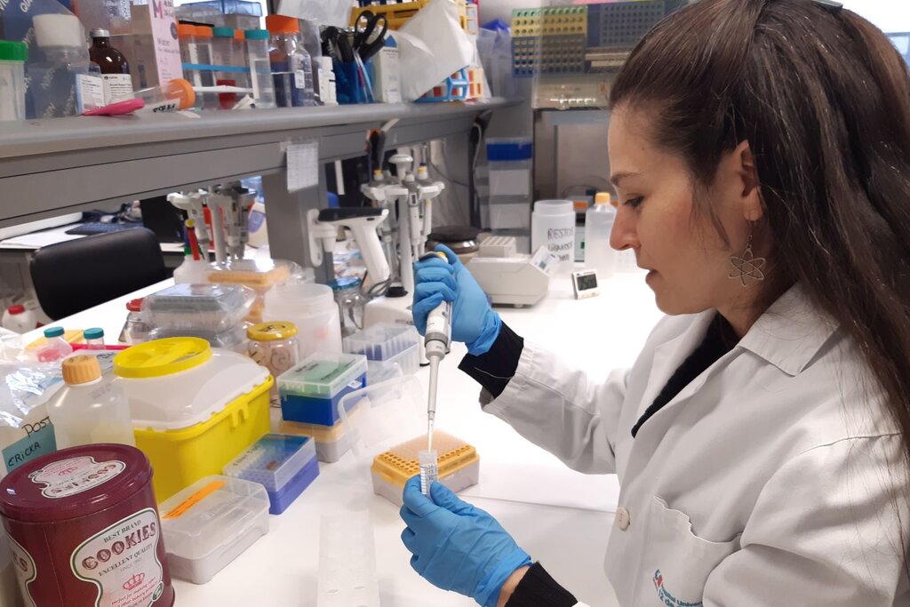 María Linares en el Laboratorio de Biología Molecular del Hospital 12 de Octubre de Madrid. Foto: HU12O. 