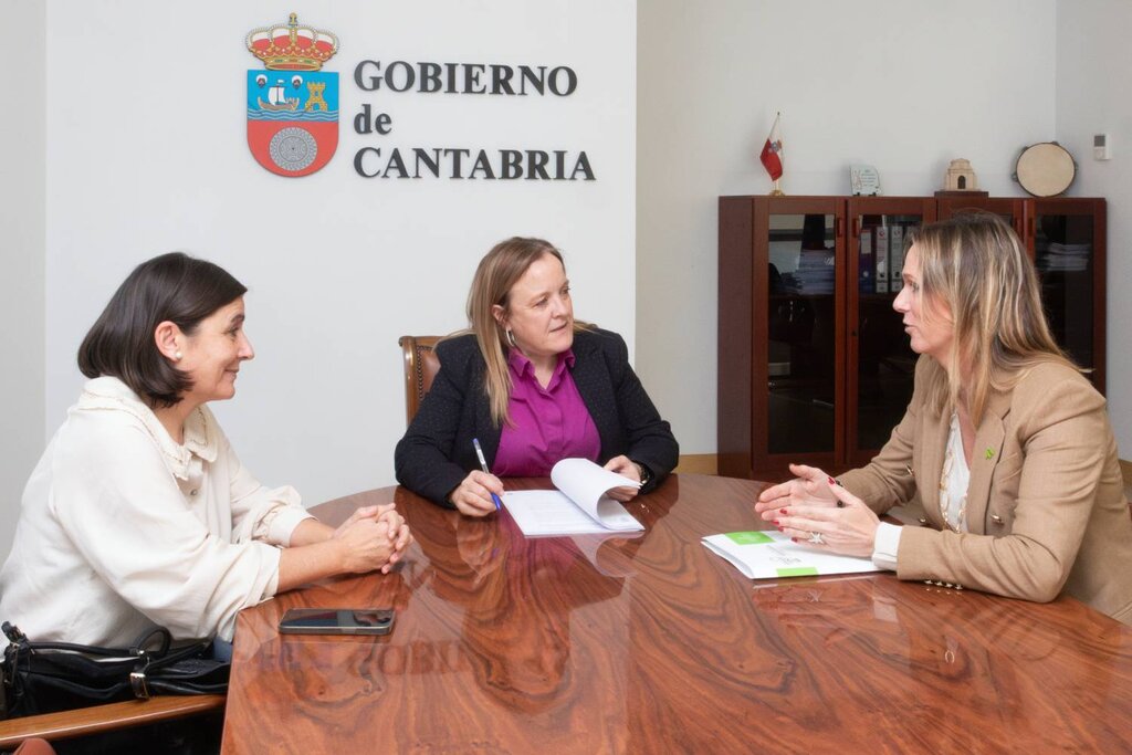 Reunión entre Isabel Urrutia y Rita de La Plaza. Foto: GOBIERNO DE CANTABRIA.