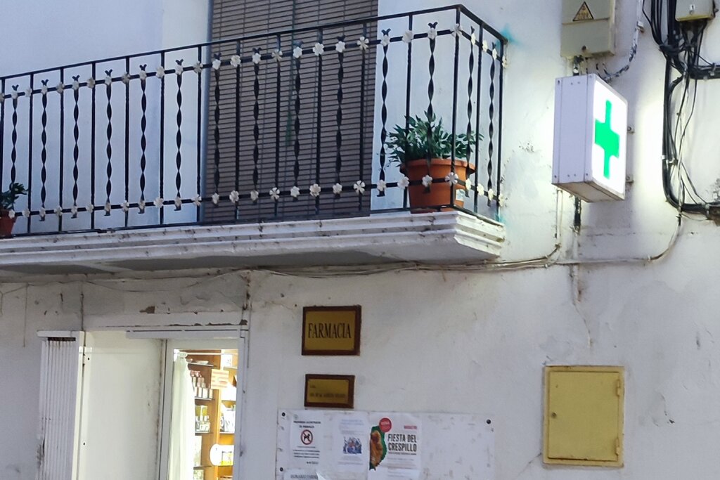 Exterior de la farmacia, en Pomar de Cinca (Huesca).