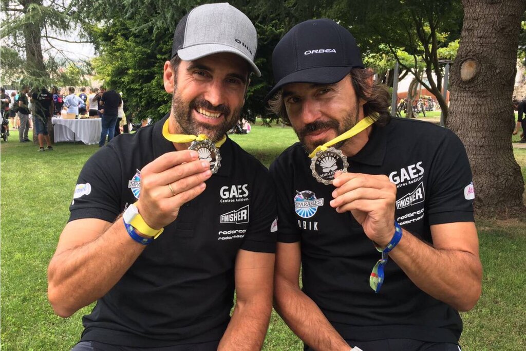 Medalla conseguida en la PilgrimRace por el equipo capitaneado por Santi Millán, del que formaba parte Sarasketa. Foto: CEDIDA POR DIEGO SARASKETA.