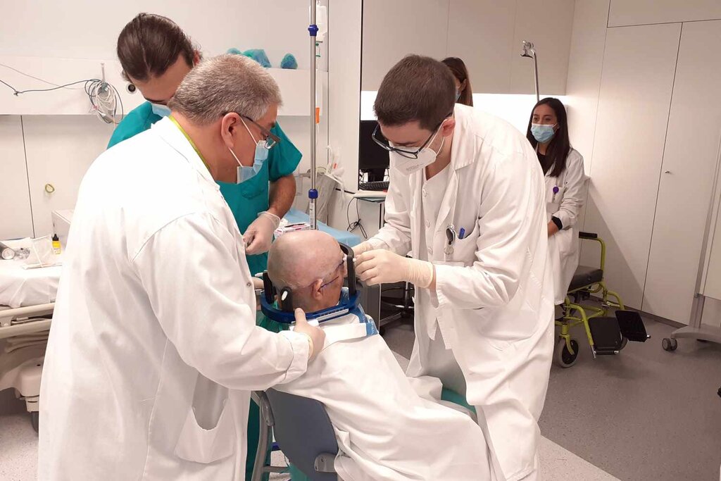 La terapia se basa en el uso de un casco que se fija a la cabeza del paciente (llamado transductor). Foto: HOSPITAL GERMANS TRIAS.