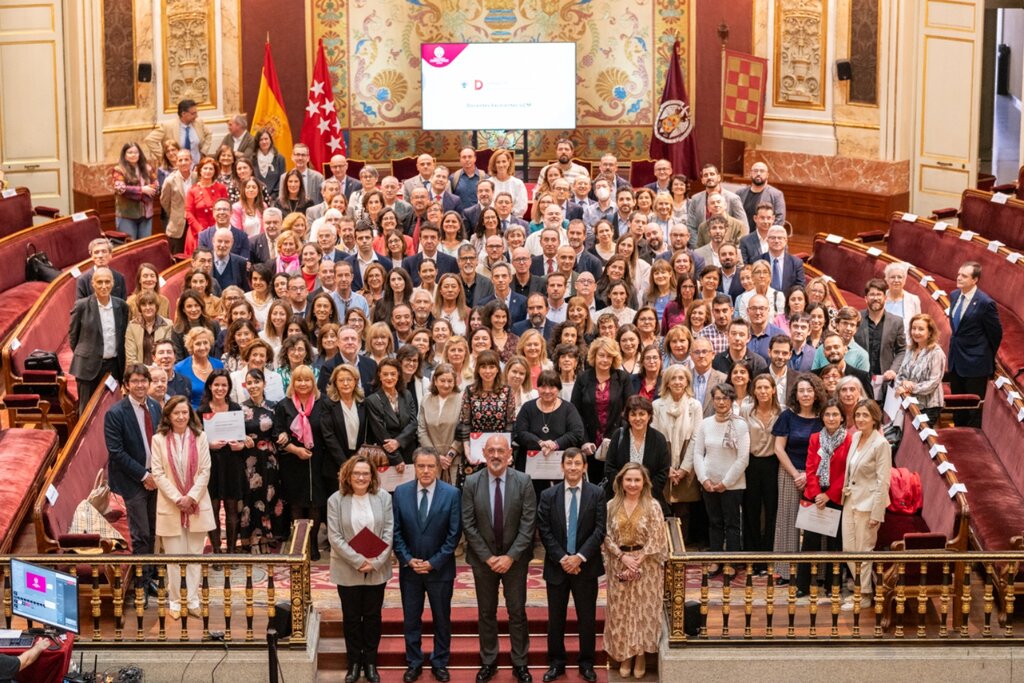 El rector de la UCM, Joaquín Goyache, junto al vicerrector de Calidad de la UCM, Miguel Ángel Sastre, ante los 179 docentes que recogieron su diploma el pasado 22 de abril. Foto: UCM.