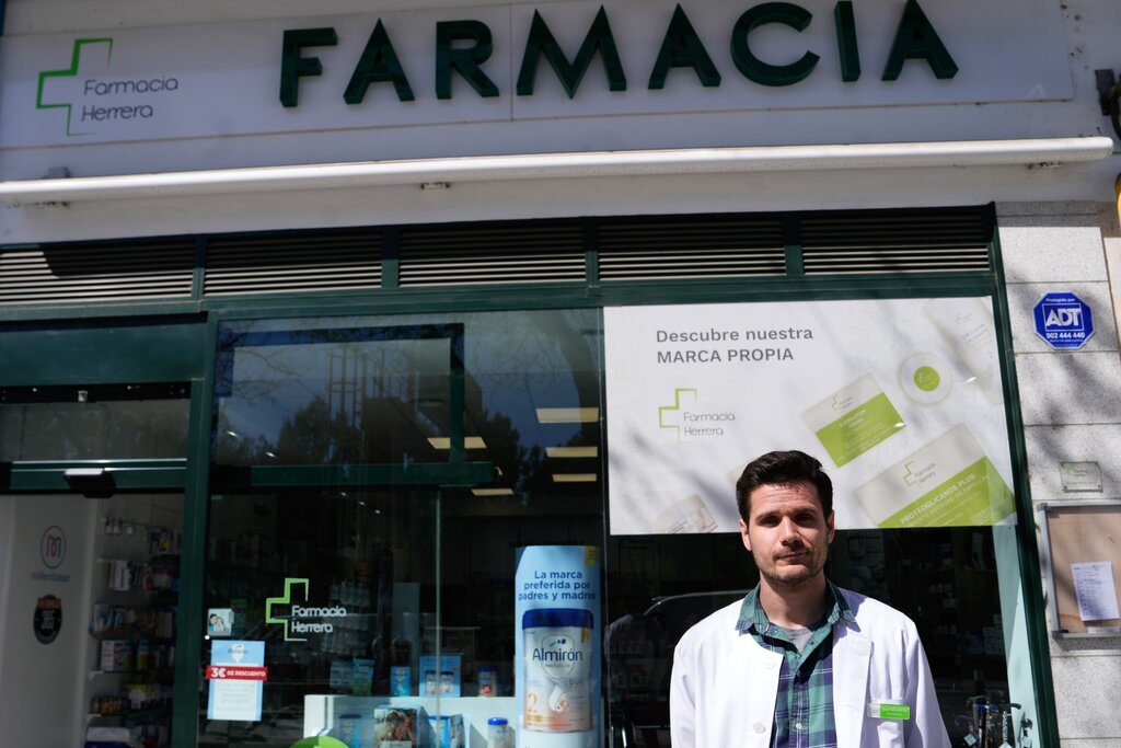 Ignacio Padrino, titular de la Farmacia Herrera, en Madrid Río. Foto: JAVIER BARBANCHO.