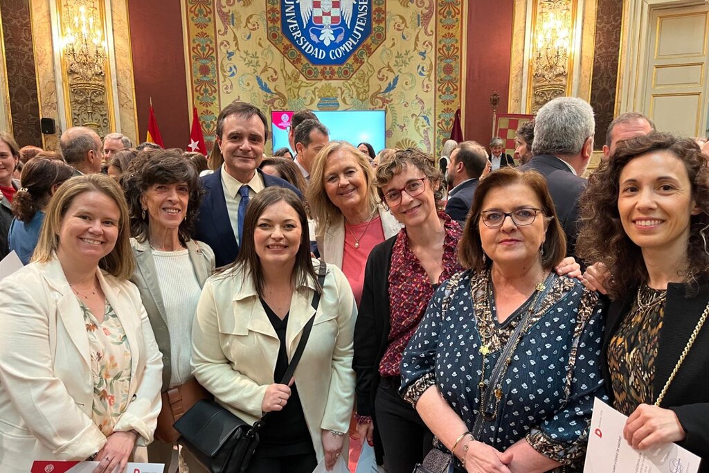 Manuel Córdoba, vicedecano de Calidad de la Facultad de Farmacia de la UCM, con algunos de los profesores de Farmacia que han recogido el diploma. Foto: FACULTAD DE FARMACIA DE LA UCM.