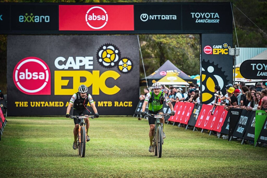 Toni de Gregorio y su compañero durante la 'Cape Epic'. Foto cedida por TONI DE GREGORIO.