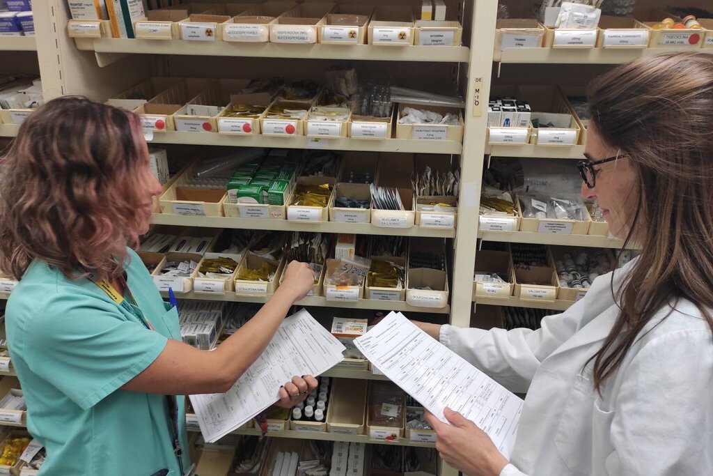 Puivecino y Castellanos son las encargadas de la revisión de la medicación en los pacientes de Urgencias. Foto: HOSPITAL DE FUENLABRADA.