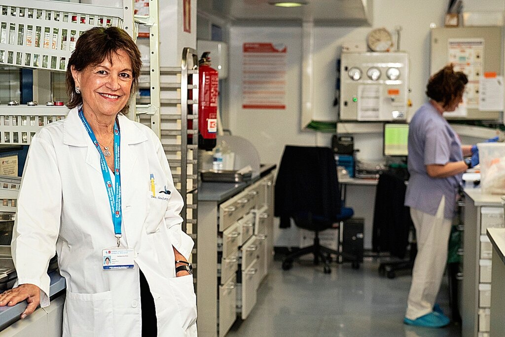 María Sanjurjo está orgullosa del equipo que dirige en el servicio de Farmacia del Hospital Gregorio Marañón. Foto: LUIS CAMACHO.