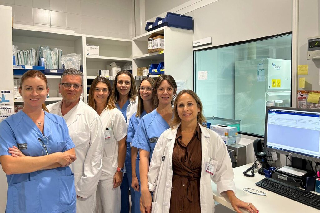 Natalia Mondéjar (técnico de Farmacia), Jaime Poquet (jefe de Servicio de Farmacia del Hospital de Denia), Rosa Domenech (supervisora de Farmacia), María José Bertomeu, Alba Terrazas y Vanessa Avargues (técnicas de Farmacia) y Cristina Cuesta (farmacéutica responsable de validación de oncología intravenosa). Foto: HOSPITAL DE DENIA.