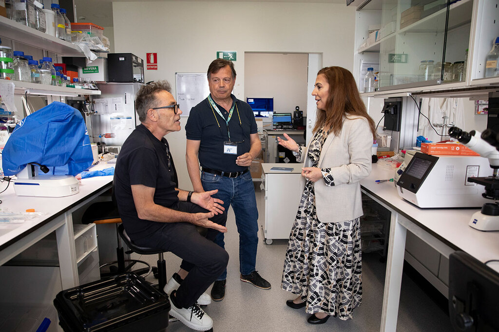 Isabel Jado junto a Giovanni Fedele, jefe de Área de Orientación Diagnóstica, y José Miguel Rubio, responsable del Laboratorio de Malaria y Protozoos Emergentes. Foto: SERGIO G. VALERO. 