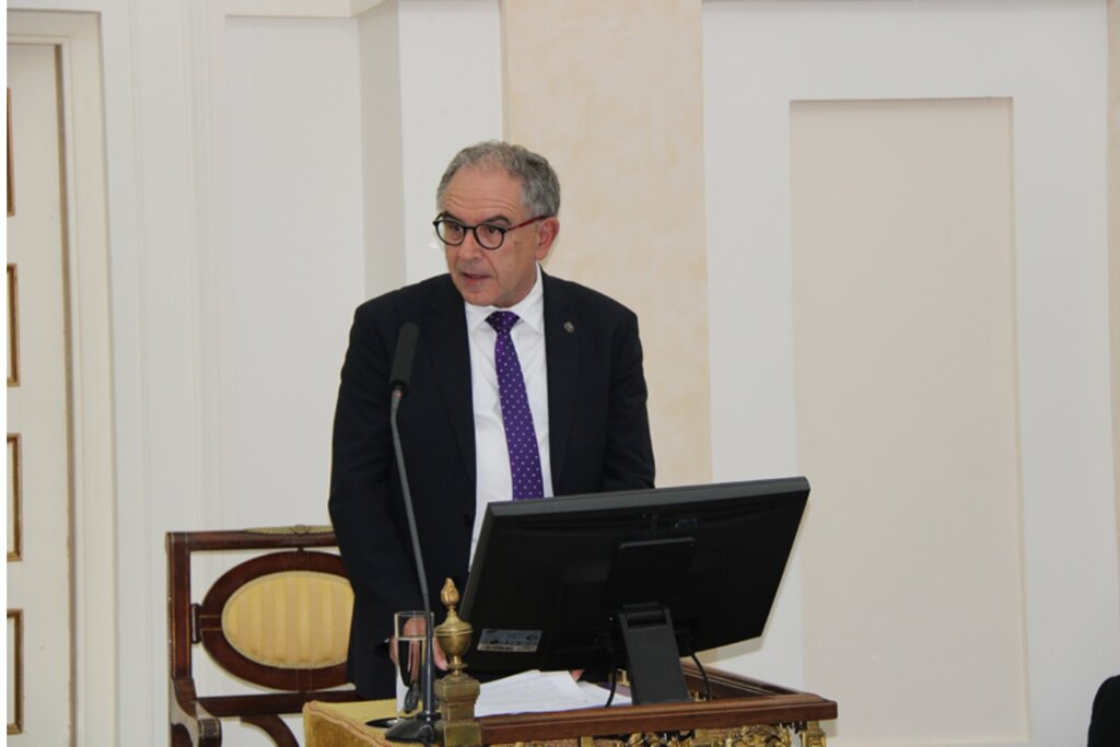 Antonio Muro Álvarez, presidente de la Sociedad Española de Parasitología (Socepa) y catedrático de Parasitología en la Universidad de Salamanca, en su discurso de ingreso en la Real Academia Nacional de Farmacia (RANF) en junio de 2023. Foto: RANF.