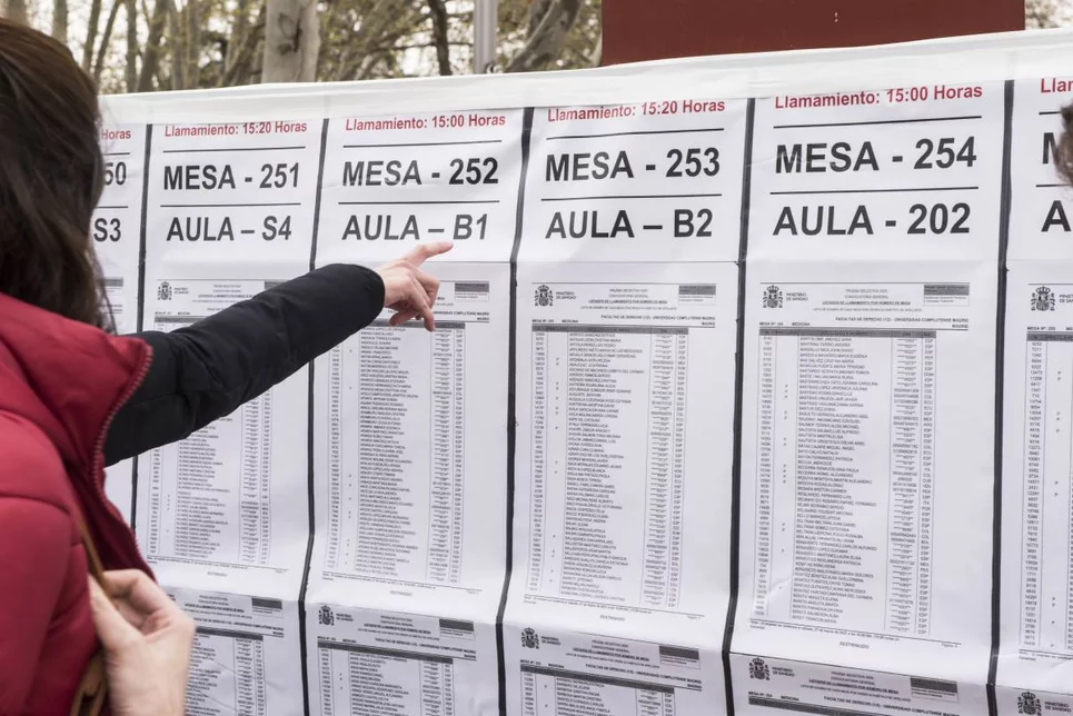 Una candidata consultado las listas de las aulas donde se celebrará el examen MIR 2021 (Foto: Luis Camacho)