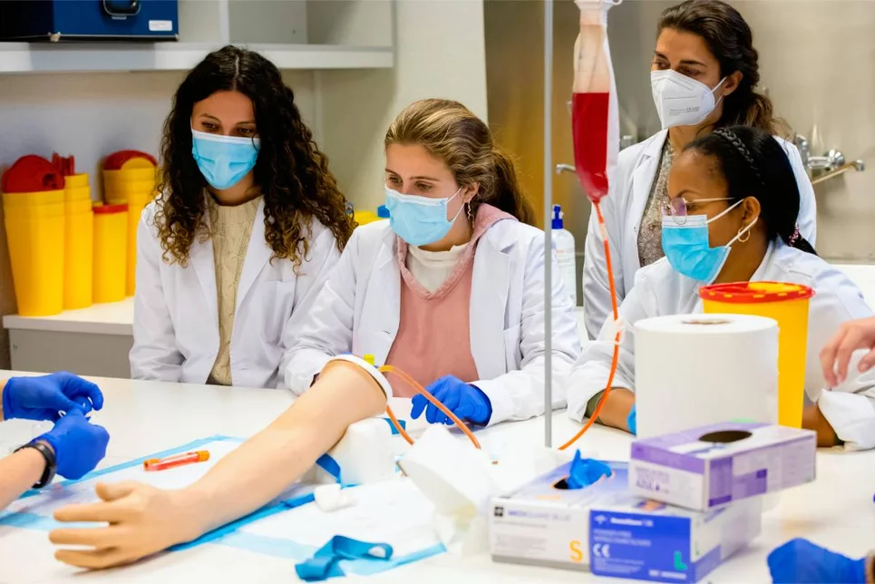Estudiantes de Enfermería en el aula de simulación de la Universidad Autónoma de Madrid (Foto: Mauricio Skrycky)