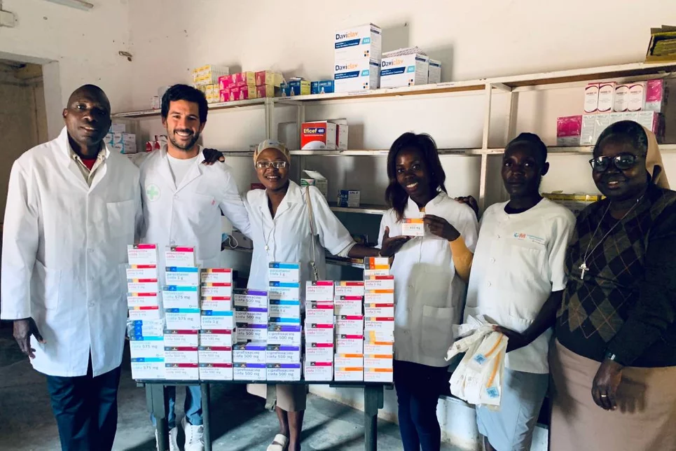 Joaquín Venegas, en la farmacia del Hospital Nossa Senhora, en Angola, junto a Zacarias Munda, Rosalina Nahembi Praia, Sabina Paulino, Anita Kandembo y María Isabel Ngeve.