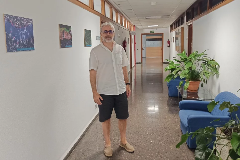 Iñaki Pérez de Castro, autor principal de la investigación, en uno de los pasillos del Instituto de Investigación de Enfermedades Raras del ISCIII.
