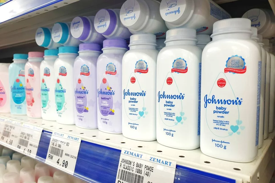 Johnson & Johnson anunció que en 2023 suspenderá la venta de sus polvos de talco para bebé en todo el mundo acuciada por miles de denuncias sobre la seguridad del producto Foto: MUHAMAD NORAIRIN NGATENI / SHUTTERSTOCK.COM