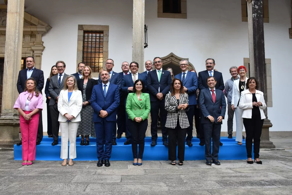 Foto de familia de los consejeros de Sanidad y la ministra Carolina Darias en el Consejo Interterritorial de Salud celebrado en Santiago de Compostela.