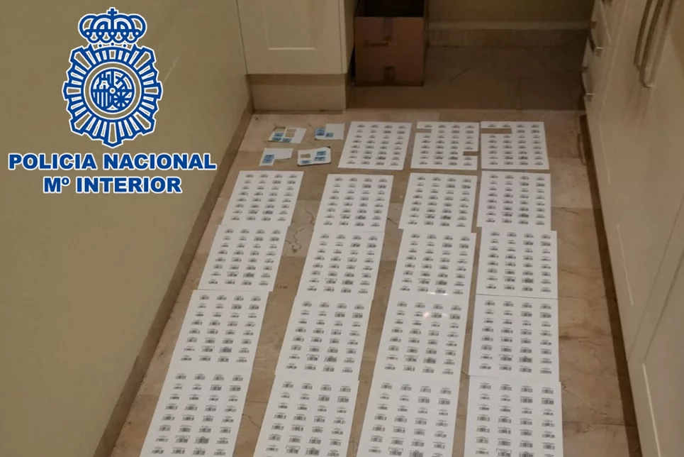 Algunos de los 73.074 cupones falsos utilizados por el farmacéutico de Huelva para la cumplimentación de las hojas justificantes de receta y hallados por la Policía Nacional en el registro de su farmacia. Foto: POLICÍA NACIONAL.