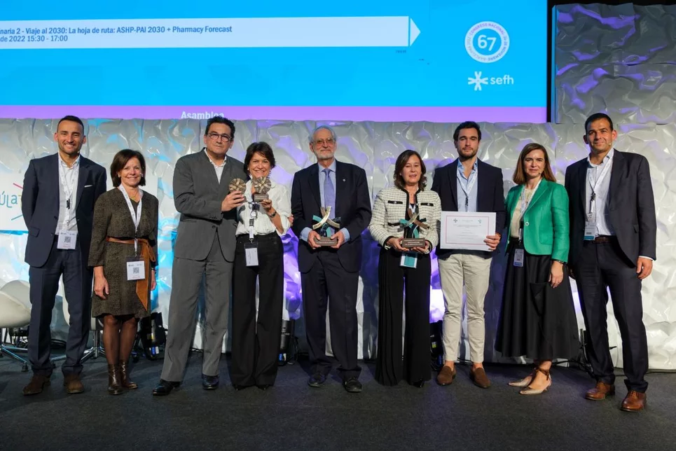 Representantes de la Sociedad Española de Farmacia Hospitalaria y galardonados, durante el acto de entrega de los premios honoríficos de 2022. Foto: SEFH