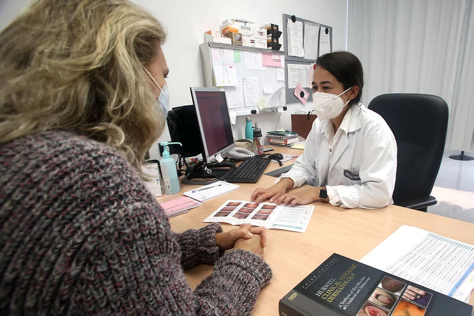 Según María Arteaga-Henríquez (en la imagen), el 30,2% de sus pacientes desarrolló cáncer cutáneo durante el seguimiento tras el trasplante. Foto: ARABA PRESS.