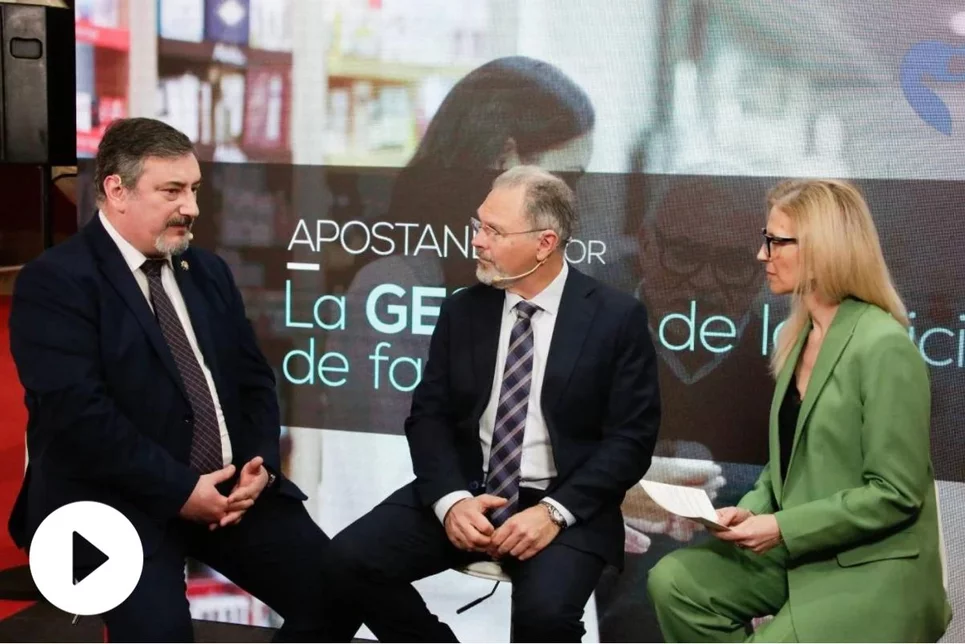 Manuel Caamaño y Rafael Areñas durante el coloquio en el set de TV, que estuvo moderado por Gema Suárez Mellado, redactora de CF. Foto: JAUME COSIALLS