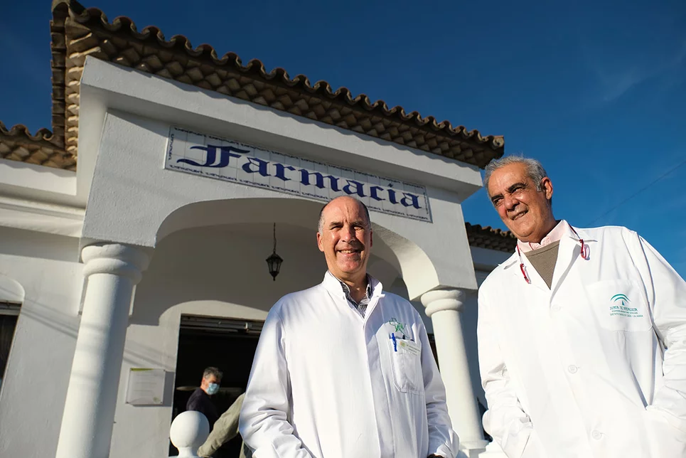 Alberto Virués (farmacéutico) y Francisco Barcala (médico) trabajan codo con codo a través de 'Mapafarma', un proyecto de monitorización ambulatoria de la presión arterial en la farmacia impulsado por el Cacof. Fotos: ARABA PRESS