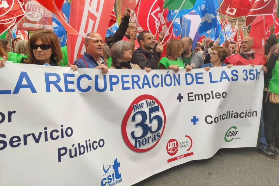 Representantes de Satse, CCOO, CSIT-UP y UGT Madrid reclamando ante la Consejería de Hacienda que se recuperen las 35 horas. Foto: CCOO Madrid.