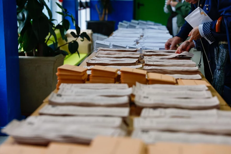 Votantes ejercen su derecho al voto en un colegio electoral de Madrid, este domingo. Foto:EFE/RODRIGO JIMÉNEZ