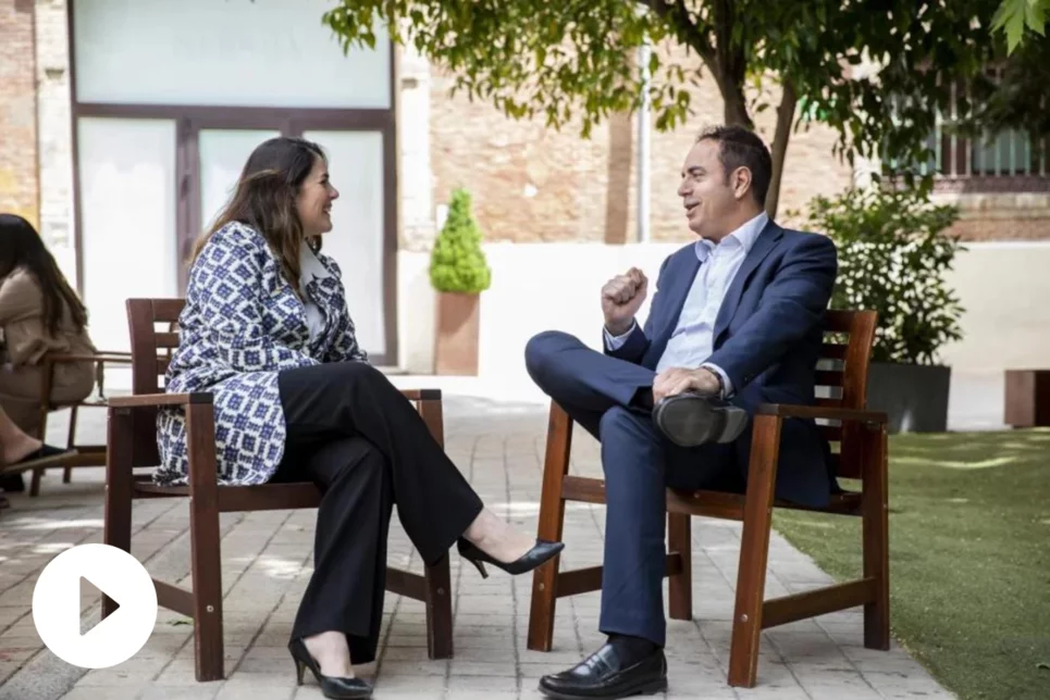 Ofelia de Lorenzo y Joaquín Cayón conversan en un momento de la entrevista en el patio de la Universidad de Nebrija, en Madrid. FOTO: SERGIO GONZÁLEZ VALERO