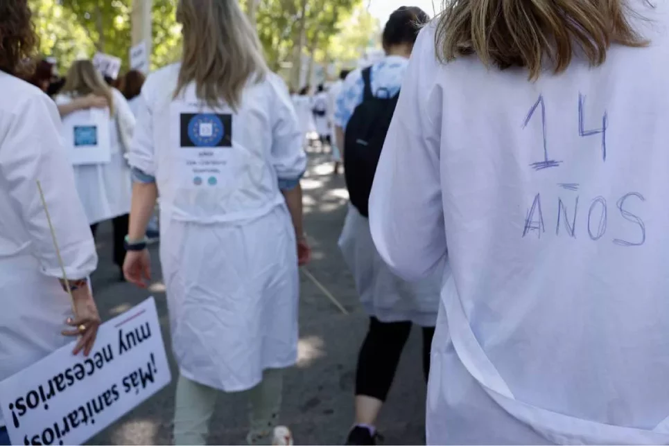 Médicos hospitalarios de Madrid protestan en la calle para reclamar la estabilización de sus plazas, que algunos ocupan como interinos desde hace más de una década. Foto: EFE/CHEMA MOYA.