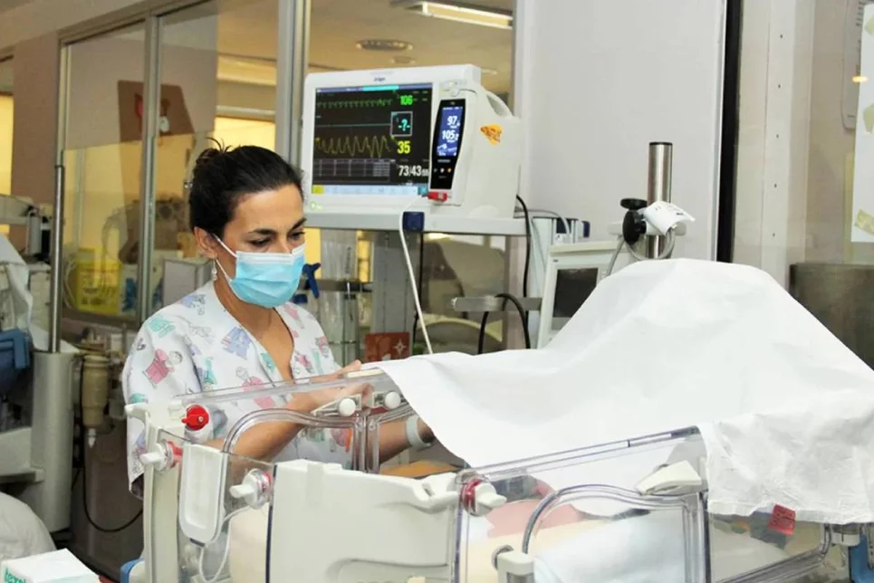 Una enfermera atiende a un bebé en el Servicio de Neonatología del Hospital Clínico San Carlos, de Madrid. Foto: COMUNIDAD DE MADRID.