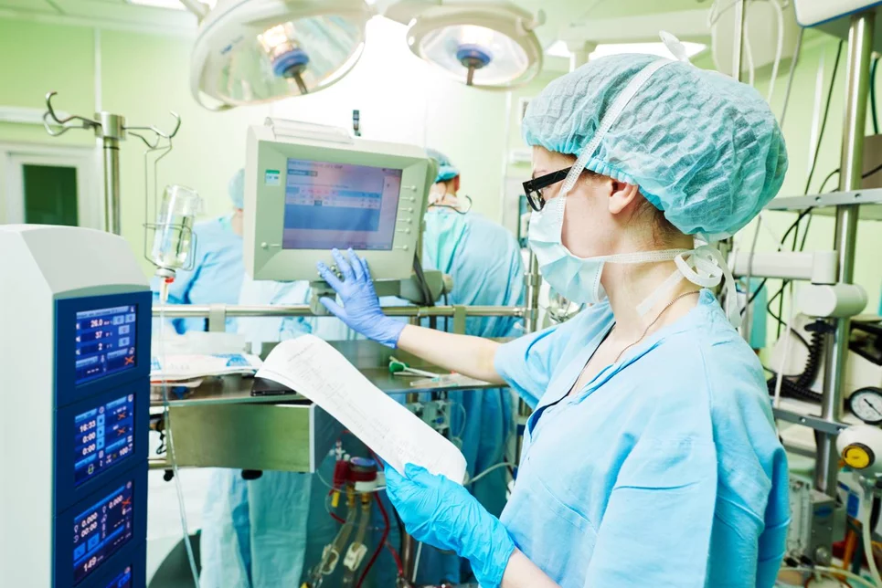 Una enfermera perfusionista en quirófano. Foto: SHUTTERSTOCK.