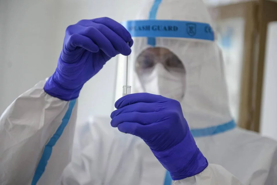 Sanitario realizando una prueba de PCR durante la pandemia. Foto: EFE.